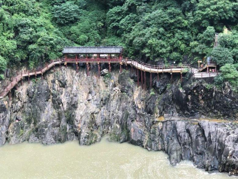 父母放权娃管钱,岂料信任被辜负,现场画面